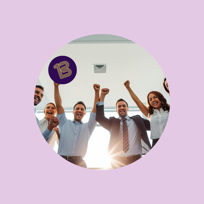 Femmes et hommes en entreprise dynamiques en train de montrer leurs joies