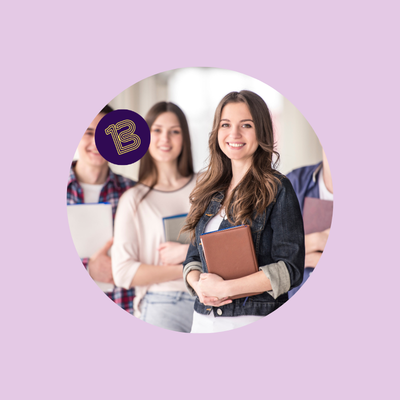 Femmes étudiantes se montrant de face avec des carnets à la main