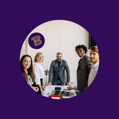 Equipe composée de femmes et hommes heureux de travailler ensemble